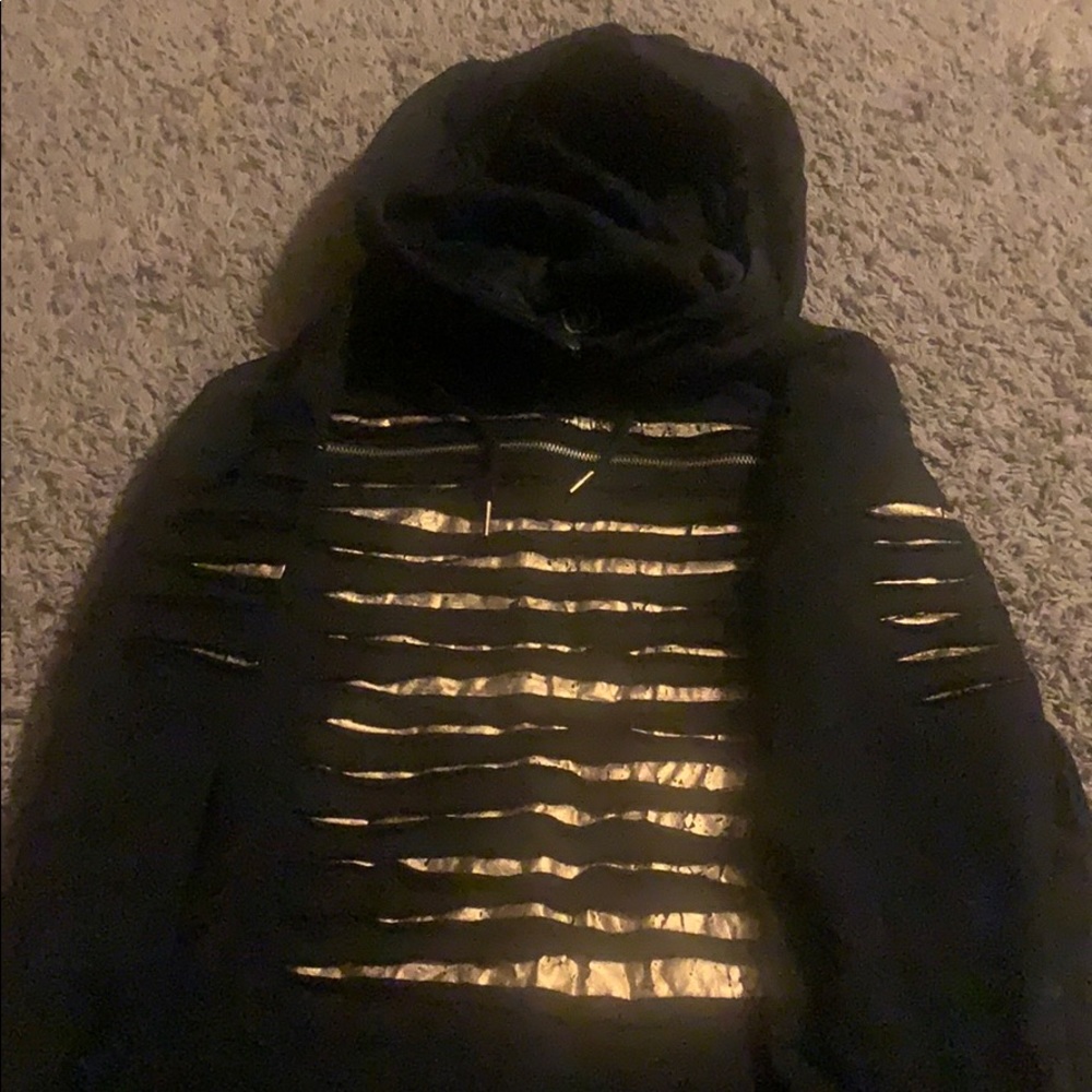 Black and gold men’s pullover!